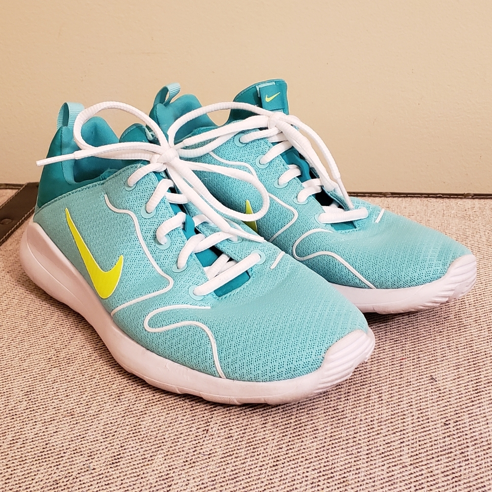 LIKE NEW Nike Sneakers